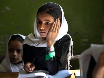 Varias niñas en una clase de 4º curso en el instituto de Zarghoona, el más grande de Kabul, el pasado 25 de julio.