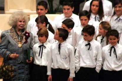 La duquesa de Alba, con la escolanía que cantó el himno andaluz en la entrega de medallas.
