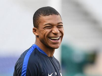 Kylian Mbapp&eacute; en un entrenamiento con la selecci&oacute;n de Francia.