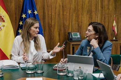 La vicepresidenta y responsable de Transición Ecológica, Sara Aagesen, y la presidenta de la CNMC, Cani Fernández.
