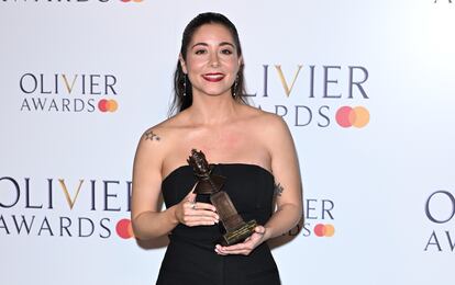 María Franco, con el premio Olivier que recogió en nombre de Eva Yerbabuena, ayer en Londres.