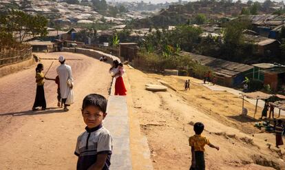 Unos niños juegan en el campamento de refugiados Kutupalong (Bangladesh), en enero.