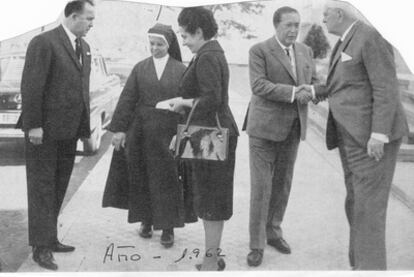 Sor Juana Alonso, con otras personas no identificadas, en el año 1962, en Tenerife.