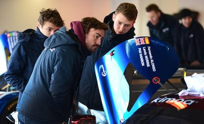 Fernando Alonso revisa su coche para las 24 Horas de Daytona. 