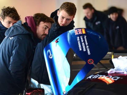 Fernando Alonso revisa su coche para las 24 Horas de Daytona. 