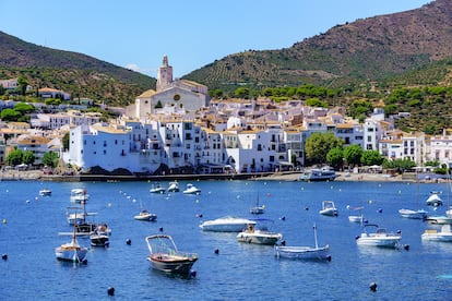 El pueblo de Cadaqués (Girona), visto desde el mar.