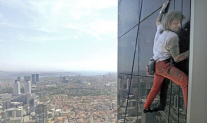 El escalador francés Alain Robert, escalando los 261 metrosde la torre Istanbul Sapphire de Estambul (Turquía).