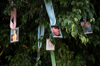 Fotografías de personas desaparecidas, en un parque de Irapuato, Guanajuato, en mayo.