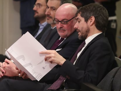 El ministro de Cultura, Ernest Urtasun, en la presentación del 'Barómetro de hábitos de lectura y compra de libros en España 2023', conversa con Daniel Fernández, presidente de la Federación de Gremios de Editores de España (FGEE), este miércoles.