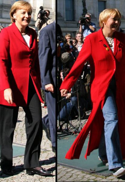 Montaje en el que se aprecia el parecido físico y la coincidencia de ropa entre Merkel y la líder ecologista Claudia Roth.