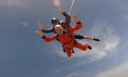 Tomàs Molina, en un acto de campaña para las elecciones europeas, saltando en paracaídas.
