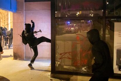 Un joven ataca un comercio durante los disturbios en Girona