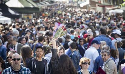 Las Ramblas, atestadas de p&uacute;blico, el dia de Sant Jordi.