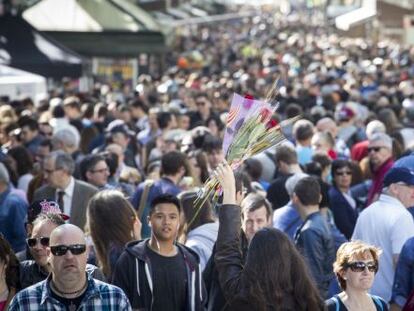 Las Ramblas, atestadas de p&uacute;blico, el dia de Sant Jordi.