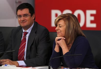 Socialist Party number two Elena Valenciano gives a wink with Óscar López to her side.