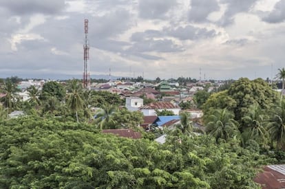 Así lucía Banda Aceh en noviembre de 2014. Diez años después del tsinami, el esfuerzo de sus pobladores y la ayuda internacional han hecho renacer esta ciudad. ONG de todo el mundo, así como distintas agencias de la ONU, se volcaron con la reconstrucción de todo aquello que quedó devastado. "Muchos de los adultos con los que he hablado en este regreso recuerdan la ayuda alimentaria que recibieron del Programa Mundial ed Alimentos y reconocen el logo del PMA en mi ropa".