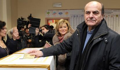 El candidato del Partido Democrático, Pier Luigi Bersani, deposita su voto el sábado, en un colegio de Piacenza.