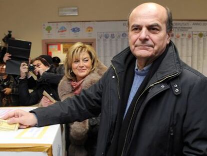 El candidato del Partido Democrático, Pier Luigi Bersani, deposita su voto el sábado, en un colegio de Piacenza.