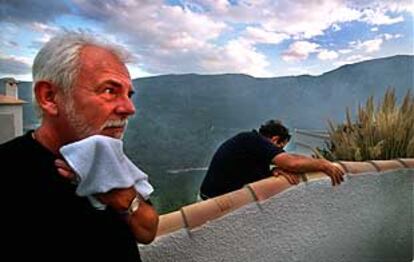 Vecinos de chalets desalojados en L'Atzúvia, ayer, en el momento de dejar sus casas con dificultades para respirar por el humo del incendio.