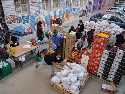 Cada sábado la despensa vecinal de Aluche reparte unas siete toneladas de alimentos