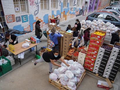 Cada sábado la despensa vecinal de Aluche reparte unas siete toneladas de alimentos