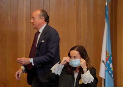 Uno de los abogados de la familia Franco, Luis Felipe Utrera-Molina, pasa tras la juez de Primera Instancia 1 de A Coruña, María Canales Gantes, en la tercera sesión del juicio por la propiedad de Meirás.
