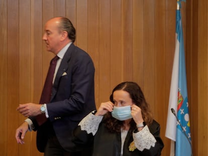 El abogado Luis Felipe Utrera-Molina, que representa a la familia Franco, pasa tras la juez Marta Canales durante una sesión del juicio celebrado en julio en A Coruña.