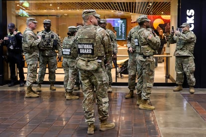 Soldados de la Guardia Nacional en la estación central de ferrocarril en Washington.