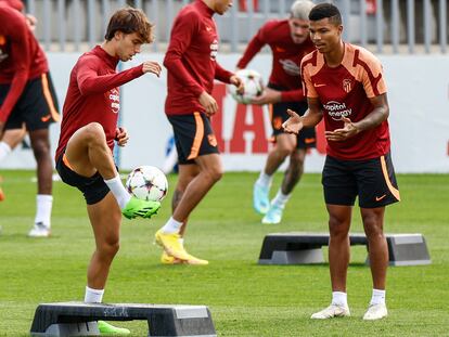 Joao Felix junto a Reinildo en el último entrenamiento del Atlético de Madrid este martes.