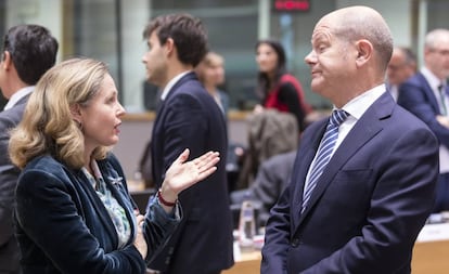 La vicepresidenta económica, Nadia Calviño, junto a su homólogo alemán Olaf Scholz, en un Eurogrupo en Bruselas.