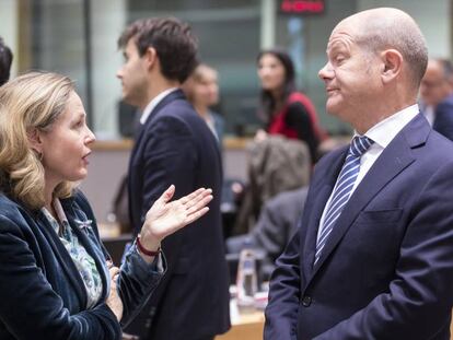 La vicepresidenta económica, Nadia Calviño, junto a su homólogo alemán Olaf Scholz, en un Eurogrupo en Bruselas.