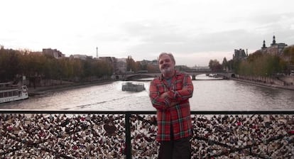 El pintor Pepe Agost en el Pont des Arts en París, donde los enamorados colocan candados jurándose amor eterno.
