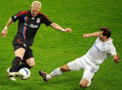 El jugador del Bayern, Schweinsteiger, intenta regatear la entrada de Zyrianov.