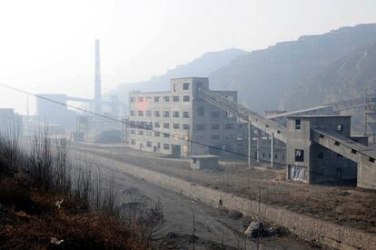 Una planta de tratamiento de carbn permanece inactiva tras la decisin de las autoridades de desmantelar ms de 1.000 de ellas en la zona.