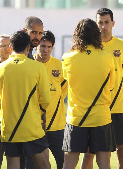 Guardiola, junto a Xavi, Messi, Puyol y Busquets, en el entrenamiento del Barça en Yokohama.