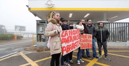 Varios trabajadores de Opel en la concentración que hubo en las puertas de la planta el pasado jueves