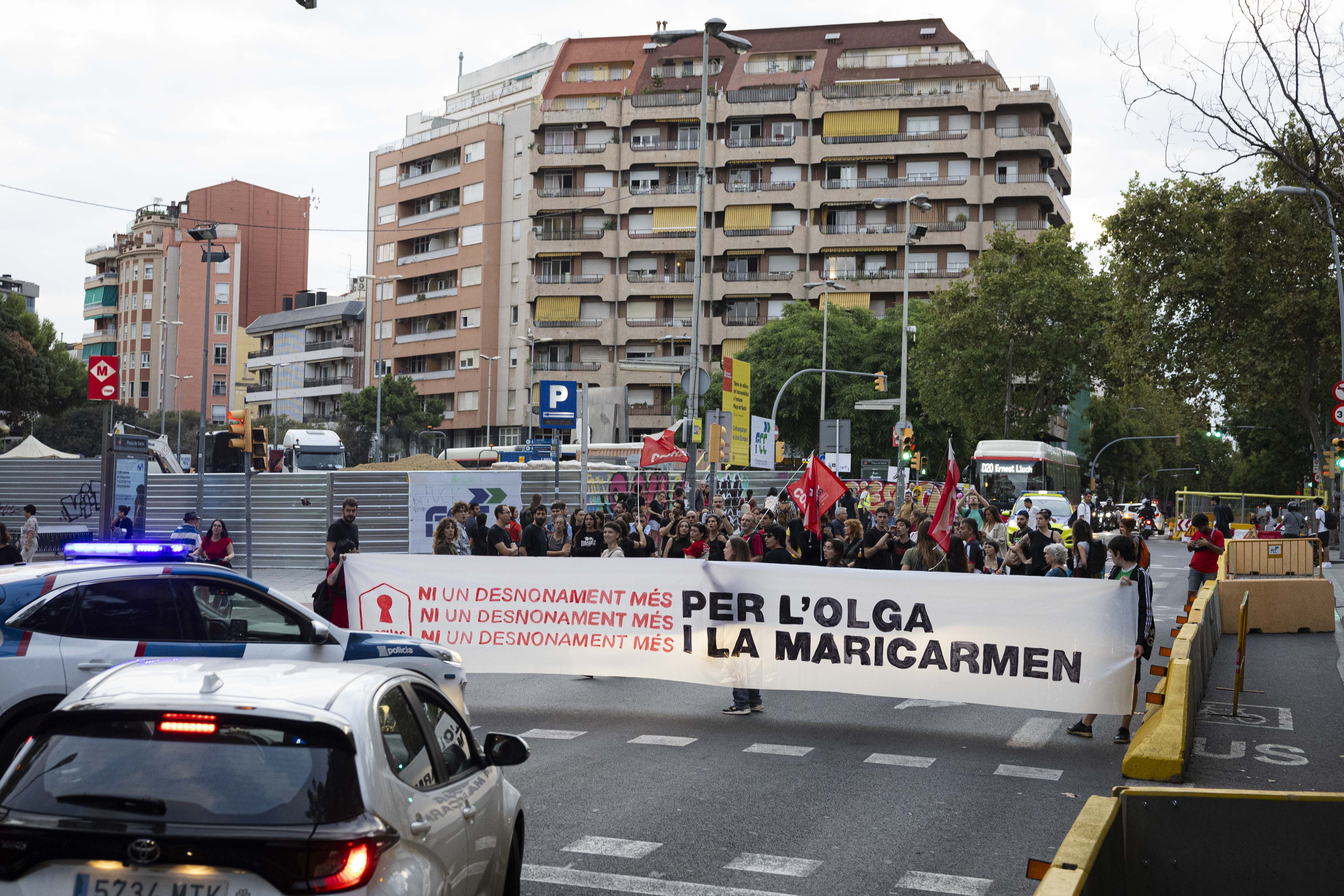 La protesta del Sindicat de Llogateres en la plaza de Sants de Barcelona, esta mañana. 