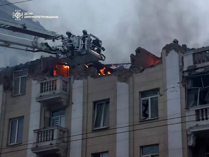 Rescatistas ucranios trabajan en un edificio residencial en la ciudad de Dnipró atacado con un cohete por el ejército ruso este 19 Abril de 2024.