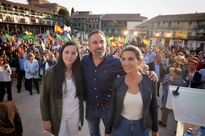 Rocío Monasterio, derecha, junto al presidente de Vox, Santiago Abascal, y la candidata del partido en Chinchón, Yolanda Torres, el 18 de mayo en un mitin en ese municipio madrileño.