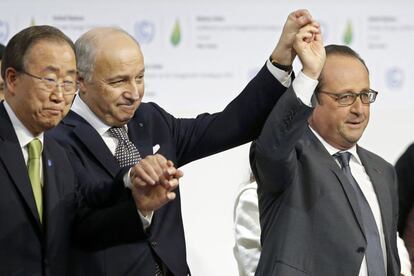 Ban Ki-moon, Laurent Fabius i Francois Hollande celebren un acord històric contra l'escalfament del planeta a París.