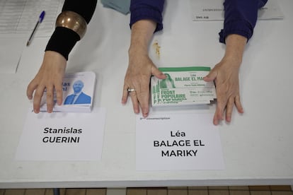 Votantes en una mesa electoral durante la segunda vuelta de las elecciones parlamentarias francesas en París, Francia.