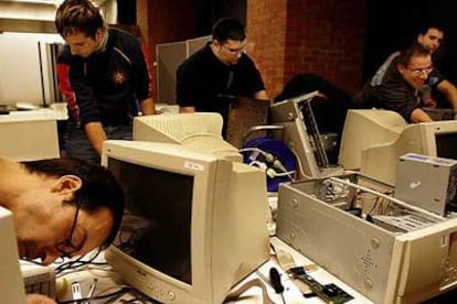 Técnicos voluntarios reparan ordenadores.