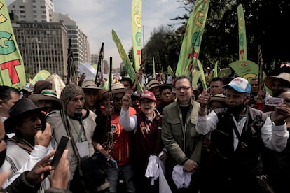 Gloria Inés Ramírez, ministra del Trabajo y Juan David Correa, ministro de Cultura, marchan a favor de las reformas propuestas por el Gobierno al que pertenecen, en Bogotá.