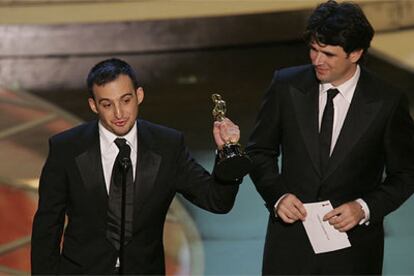 Alejandro Amenábar y Fernando Bovaira recogen el Oscar a la mejor película en lengua extranjera.