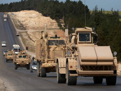 Blindados de fuerzas apoyadas por EE UU este martes en Manbij, Siria