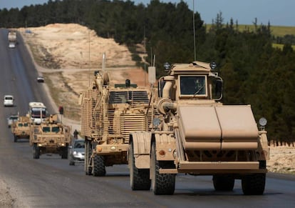Blindados de fuerzas apoyadas por EE UU este martes en Manbij, Siria