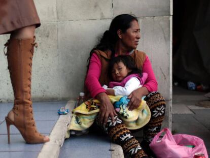 Bernardina Alvarado y su nieta Dulce esperan noticias de sus familiares en la morgue.