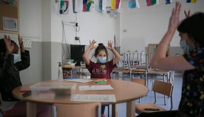 Primer dia de reobertura a l'institut escola El Til·ler de Barcelona.