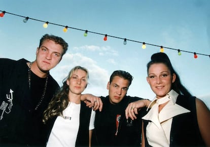 En 1993, año de esta foto tomada en Alemania, Ace of Base eran ya estrellas en Europa y estaban a punto de dar el salto a la fama en Estados Unidos. De izquierda a derecha: Jonas Berggren y su hermana Linn, Ulf Ekberg y la otra hermana Berggren, Jenny.