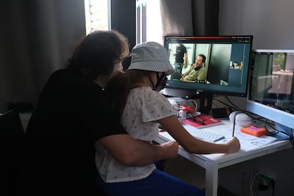 Isaki Lacuesta y su hija Luna mirando en una pantalla escenas del rodaje. 